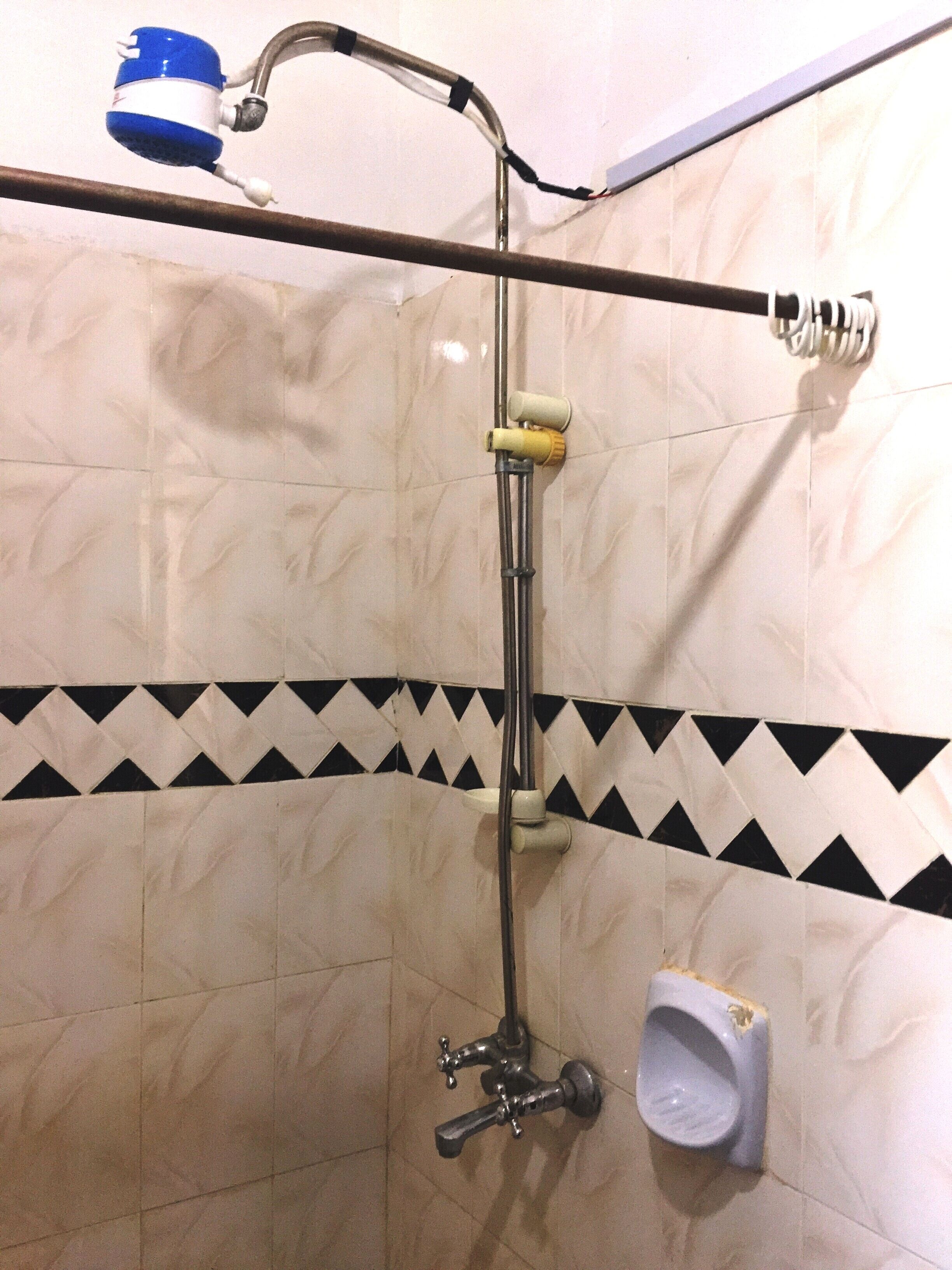 Chuveiro, secador de cabelo, toalhas de banho, sabonete