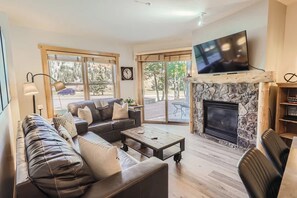 TV, fireplace - Upscale Luxury-Next to Slopes/Golf, View, Hottub (Copper Mountain)
