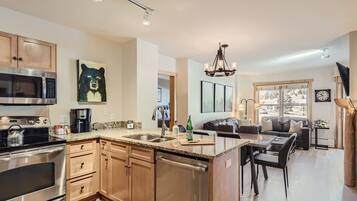 Coffee/tea maker, fridge, microwave, oven