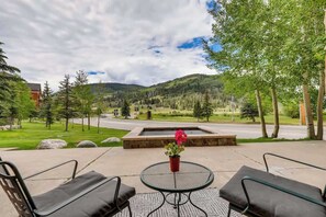 Terrace/patio - Upscale Luxury-Next to Slopes/Golf, View, Hottub (Copper Mountain)