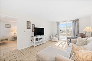 Smart TV - Oceanfront Condo w/ Pool View, Sleeps 6, Steps to Sand Unit 101 (Indian Harbour Beach)