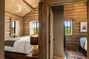 2 bedrooms, iron/ironing board, free WiFi, bed sheets - Beautiful Log Cabin Near Fishing Access To Yellowstone (Livingston)