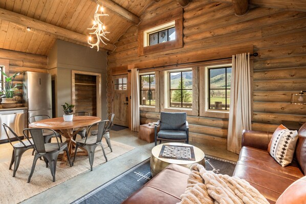 Interior - Beautiful Log Cabin Near Fishing Access To Yellowstone (Livingston)