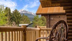 A wooden cabin with a view of a snow-capped mountain. - Beautiful Log Cabin Near Fishing Access To Yellowstone (Livingston)