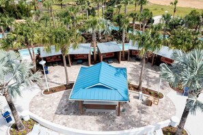 Property grounds - 1807 Luxury 5 Br House w Private Pool & Game Room! (Davenport)