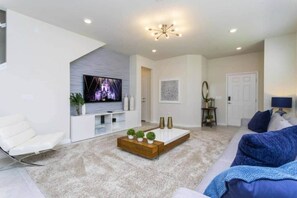 TV - 1807 Luxury 5 Br House w Private Pool & Game Room! (Davenport)