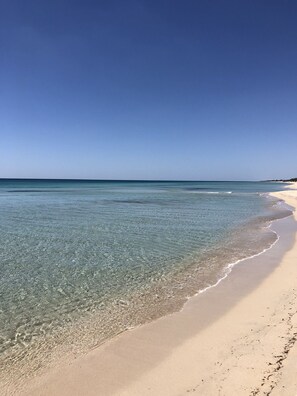 In Strandnähe, Liegestühle, Strandtücher