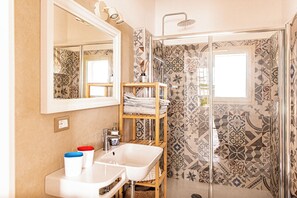 Dusche, Haartrockner, Bidet, Handtücher