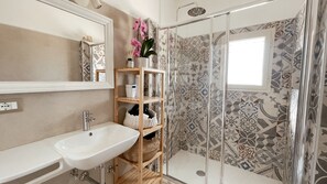 Douche, sĂšche-cheveux, bidet, serviettes fournies