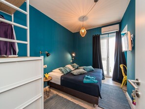 Quarto urbano, 1 cama Queen, sacada, vista para o pátio | Wi-Fi de cortesia, roupa de cama