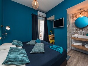 City-Zimmer, 1 Queen-Bett, Balkon, Blick auf den Innenhof | Kostenloses WLAN, Bettwäsche