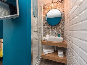 City-Zimmer, 1 Queen-Bett, Balkon, Blick auf den Innenhof | Badezimmer | Dusche, Regendusche, Haartrockner, Handtücher