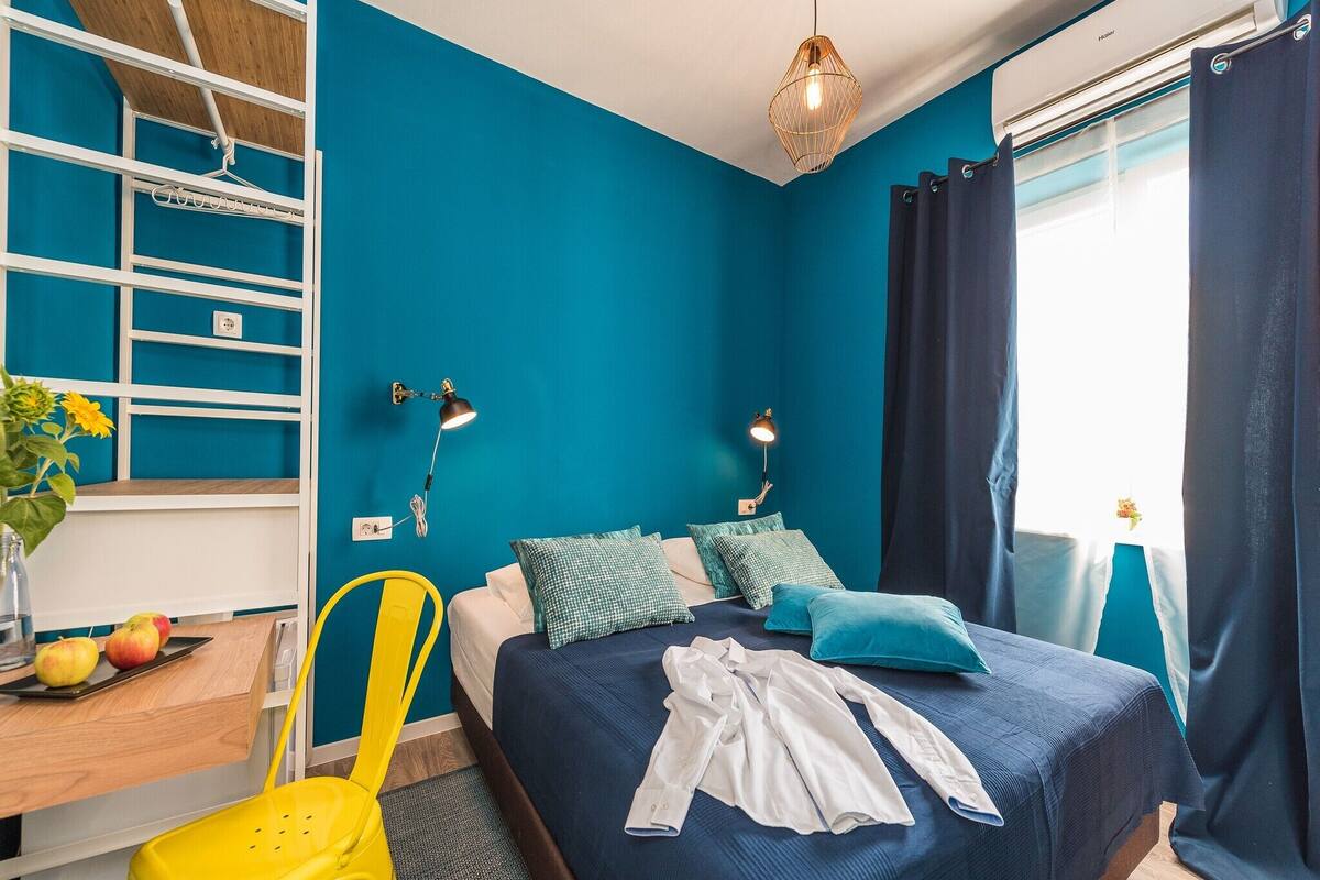 Chambre Ville, vue cour intérieure, rez-de-chaussée | Wi-Fi gratuit, draps fournis