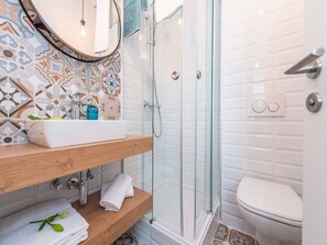 Chuveiro, chuveiro com efeito de chuva, secador de cabelo 