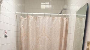 Bathroom - Reforma Inn (Querétaro)