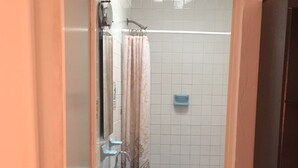 Basic Double Room, 1 Bedroom | Bathroom - Reforma Inn (Querétaro)
