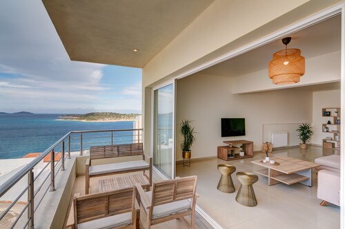 Oikies. Luxury Apartment with Sea View | private free parking area 