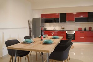 Réfrigérateur, un four, surface de cuisson, lave-vaisselle