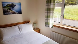 Kahden hengen huone, kylpyhuone makuuhuoneen yhteydessä | Vuodevaatteet