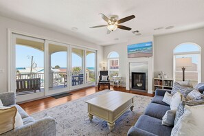 Smart TV, fireplace, table football, books - 🌊4BR Villa del Mar | Pet Friendly | Beautiful Ocean View | Walk to the Beach🌊 (New Smyrna Beach)