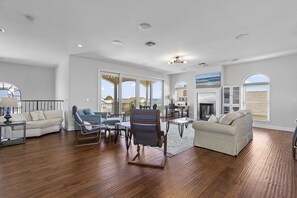 Smart TV, fireplace, table football, books - 🌊4BR Villa del Mar | Pet Friendly | Beautiful Ocean View | Walk to the Beach🌊 (New Smyrna Beach)