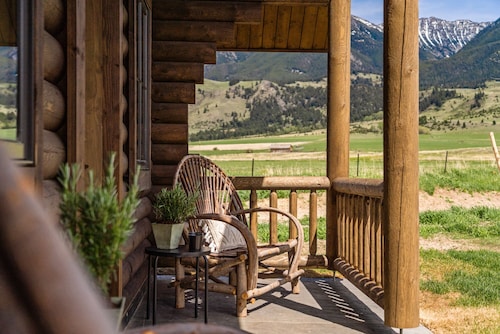Romantic Log Cabin in Paradise Valley, Montana