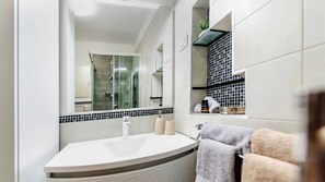Een douche, een haardroger, handdoeken