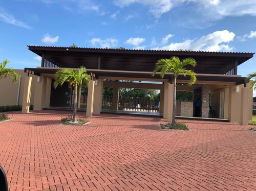 close to resorts shopping areas mall