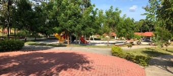 close to resorts shopping areas mall