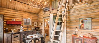 Cozy Log Cabin in Beautiful Paradise Valley