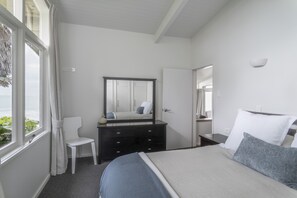 3 bedrooms, iron/ironing board, travel cot, free WiFi - Whale Bay Surf House + Spa - Absolute Waterfront (Waikato)
