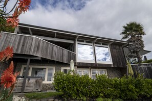 Exterior - Whale Bay Surf House + Spa - Absolute Waterfront (Waikato)