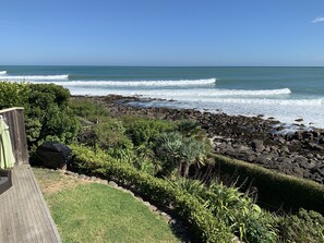 Beach nearby - Whale Bay Surf House + Spa - Absolute Waterfront (Waikato)