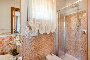 Ducha, secador de pelo, toallas