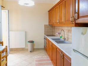 Kühlschrank, Ofen, Wasserkocher mit Kaffee-/Teezubehör, Wasserkocher