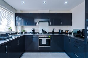 ثلاجة، ميكروويف، فرن، موقد طهي مسطح