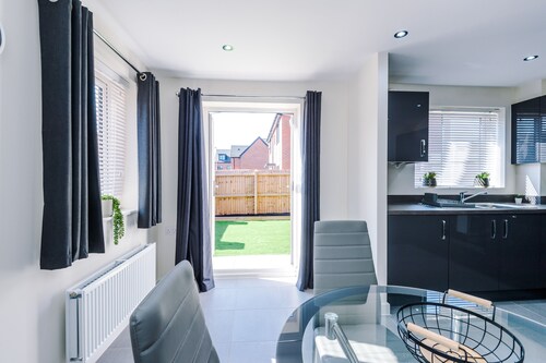 3 Bedroom House with River Irwell view, sleeps 6