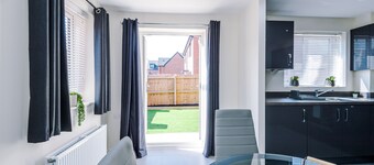 3 Bedroom House with River Irwell view, sleeps 6