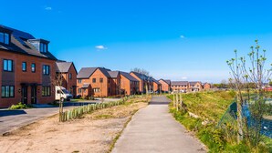 A row of modern brick houses with a clear sky. - 3 Bedroom House with River Irwell view, sleeps 6 (Salford)