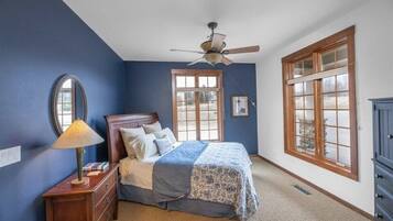 3 makuuhuonetta, työpöytä, silitysrauta/-lauta, ilmainen Wi-Fi