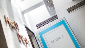 Un interior moderno con techo alto, tragaluces y un letrero que indica 