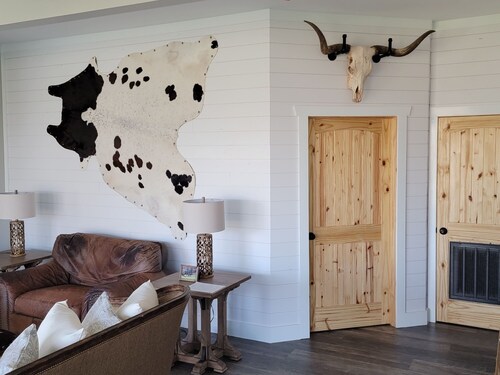 Cowboy Cottage 8 miles from TIEC