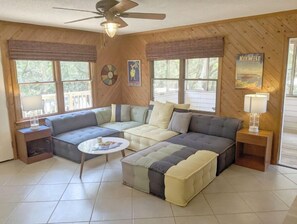 Smart TV, DVD player, table football, ping pong - Duck Road Central Location🐶Dog Friendly🎾Parking &Tennis Pass⛱Walk to the Beach (Southern Shores)