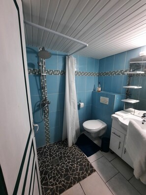 Een douche, een haardroger, handdoeken, zeep