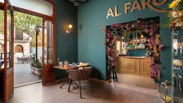 Bar (trong khuôn viên)