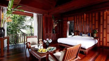 7 makuuhuonetta, tallelokero huoneessa, työpöytä, silitysrauta/-lauta