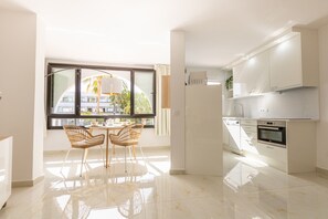 Kühlschrank, Mikrowelle, Ofen, Geschirrspüler