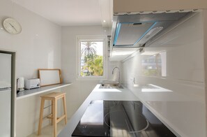 Een koelkast, een microgolfoven, een oven, een kookplaat