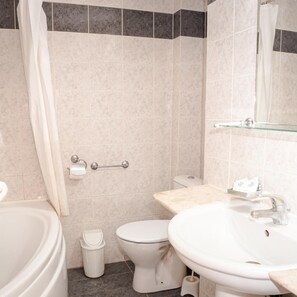 A bathroom with a toilet, sink, and bathtub. - Villa Aurora (Varna)