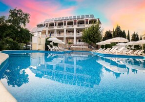 Outdoor pool - Villa Aurora (Varna)